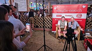 Manche Singles, wie Alexander am Sonntag, hatten ganze Fanclubs zur Unterstützung für ihren großen Auftritt auf der Single Couch dabei.