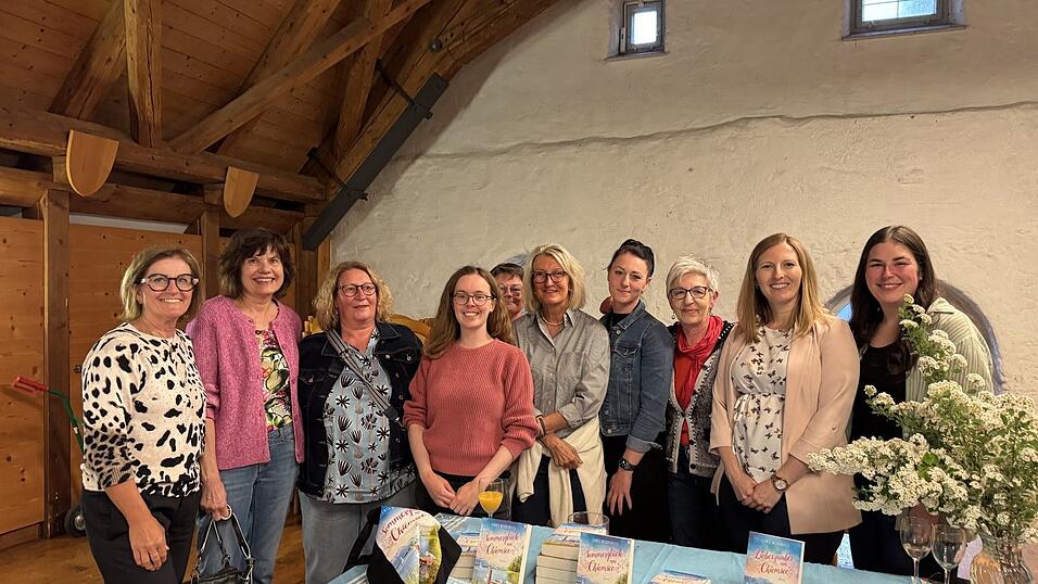 Der Lesekreis gestaltete den Pfarrsaal herrlich und sorgte f&uuml;r das Catering, Buchhandlung B&auml;rbl Vogl unterst&uuml;tzte die Autorin mit dem Verkauf der B&uuml;cher.