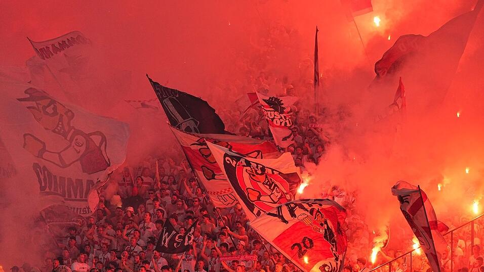 Fans zünden beim Pokalfinale Pyrotechnik. Fans zünden beim Pokalfinale Pyrotechnik.