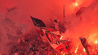 Fans z&uuml;nden beim Pokalfinale Pyrotechnik.