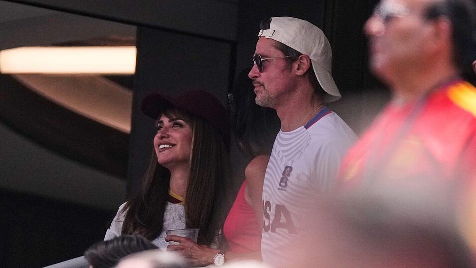 Zwei der zahlreichen Promis im Stadion: Penelope Cruz und Brad Pitt. Zwei der zahlreichen Promis im Stadion: Penelope Cruz und Brad Pitt.