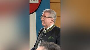 Andreas Brunner, Vorsitzender des Vereins Landgenuss Bayerwald, stellt den Kreisräten ein neues Projekt vor, das Endkunden ermöglichen soll, regionale Lebensmittel über den Arbeitgeber digital zu bestellen. Andreas Brunner, Vorsitzender des Vereins Landgenuss Bayerwald, stellt den Kreisräten ein neues Projekt vor, das Endkunden ermöglichen soll, regionale Lebensmittel über den Arbeitgeber digital zu bestellen.