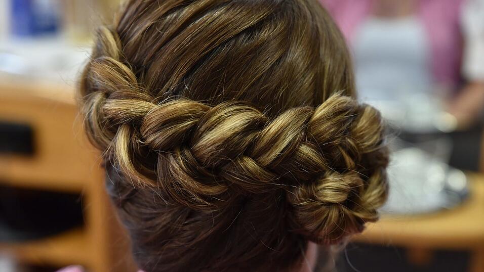 So soll der geflochtene Haarkranz aussehen - einfach Ausprobieren, Mädels! So soll der geflochtene Haarkranz aussehen - einfach Ausprobieren, Mädels!