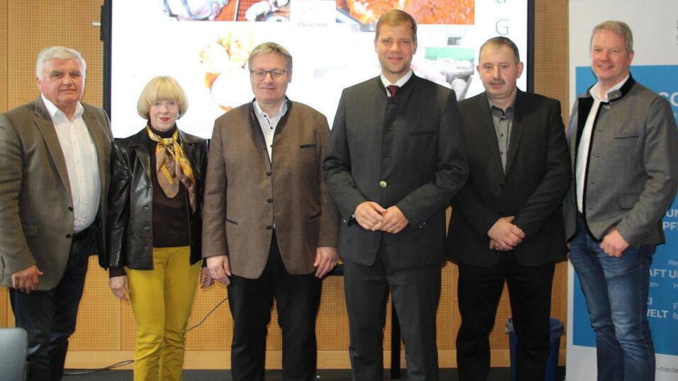 Fritz Schäffer, Vorsitzender des Ferkelerzeugerrings Landshut (2. v. r.), stellte den Bezirksräten um Bezirkstagspräsident Olaf Heinrich (3. v. r.) sowie Josef Zellmeier (3. v. l.) das Projekt 'Sauguad' vor. Fritz Schäffer, Vorsitzender des Ferkelerzeugerrings Landshut (2. v. r.), stellte den Bezirksräten um Bezirkstagspräsident Olaf Heinrich (3. v. r.) sowie Josef Zellmeier (3. v. l.) das Projekt 'Sauguad' vor.