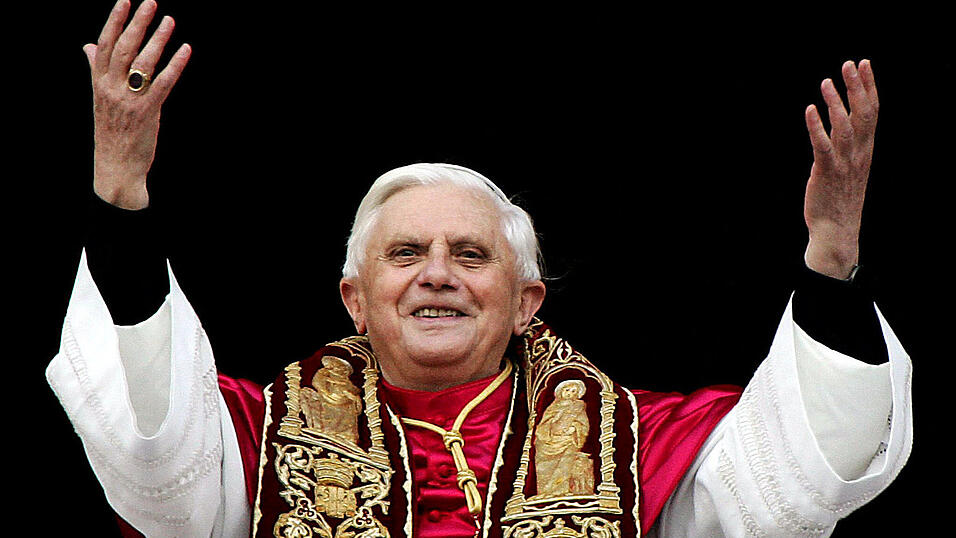 Papst Benedikt XVI. nach seiner Wahl im April 2005 gr&uuml;&szlig;t die Gl&auml;ubigen vom Balkon des Petersdoms im Vatikan. Ein Verein hat jetzt &Auml;rger, weil er den Namen des Papstes f&uuml;r seine Zwecke nutzt.