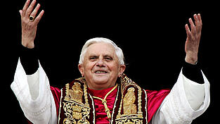 Papst Benedikt XVI. nach seiner Wahl im April 2005 grüßt die Gläubigen vom Balkon des Petersdoms im Vatikan. Ein Verein hat jetzt Ärger, weil er den Namen des Papstes für seine Zwecke nutzt. Papst Benedikt XVI. nach seiner Wahl im April 2005 grüßt die Gläubigen vom Balkon des Petersdoms im Vatikan. Ein Verein hat jetzt Ärger, weil er den Namen des Papstes für seine Zwecke nutzt.