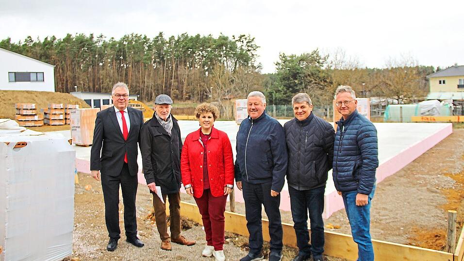 Die Bodenplatte ist am Peter-Lohr-Weg bereits vorbereitet. Bis Ende des Jahres sollen die sechs Wohnungen bezogen werden k&ouml;nnen (von links): Johann Urban, Bereichsdirektor der Sparkasse, Hans-Jochen Gei&szlig;ler vom Kreiswohnungswerk, Rodings B&uuml;rgermeisterin Alexandra Riedl, der Vertreter der Marktgemeinde Bruck, Robert Feuerer, Josef Piendl vom Aufsichtsrat der Sparkasse und die Baufirma G&uuml;rster aus Walderbach.