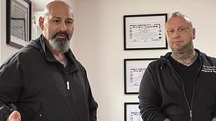 Martin Maier (r.), der am Sonntag sein Studio er&ouml;ffnet hat, mit Fight-Mentality Repr&auml;sentant Ahmet Kaydul