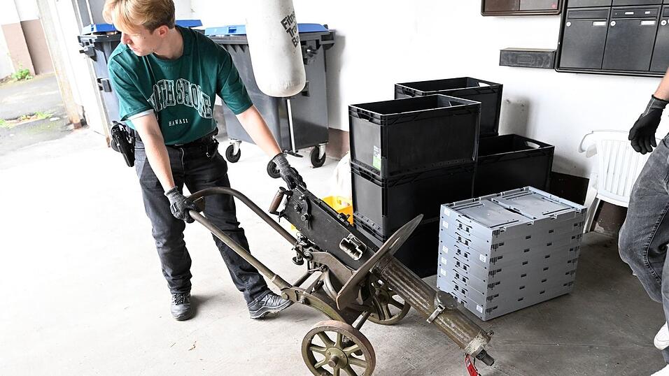 Polizisten transportieren ein Maschinengewehr als Teil der gefundenen Waffen ab. (Archivbild) Polizisten transportieren ein Maschinengewehr als Teil der gefundenen Waffen ab. (Archivbild)