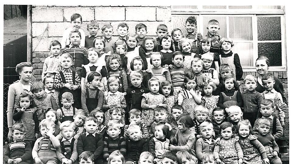 Das alte Foto zeigt Martha Schilling als Leiterin eines Kindergartens mit 72 Buben und M&auml;dchen und einer Helferin.