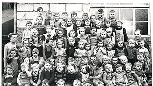 Das alte Foto zeigt Martha Schilling als Leiterin eines Kindergartens mit 72 Buben und M&auml;dchen und einer Helferin.
