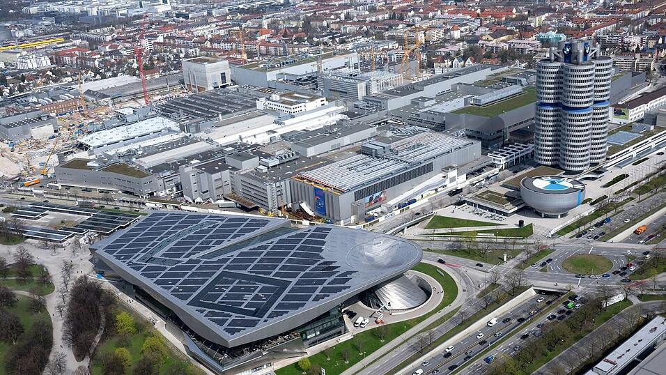 Das BMW-Werk München - hier links des Vierzylinder-Hochhauses zu sehen - wurden in den vergangenen Jahren im laufenden Betrieb umgebaut. (Archivbild) Das BMW-Werk München - hier links des Vierzylinder-Hochhauses zu sehen - wurden in den vergangenen Jahren im laufenden Betrieb umgebaut. (Archivbild)