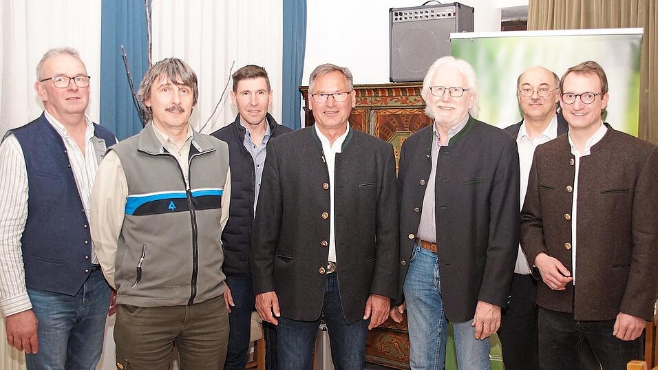 Albert Robold und Karl Frank wurden offiziell und mit großem Dank verabschiedet: BBV-Kreisobmann Franz Obeth, Forstdirektor Michael Roßkopf, Vizevorsitzender der Arge Jagdgenossenschaft im BBV-Kreisverband Stefan Trepnau, ehemaliger Leiter der unteren Jagdbehörde Karl Frank, ehemaliger Vorsitzender der Arge Jagdgenossenschaft Albert Robold, BBV-Geschäftsführer Josef Wittmann und Vorsitzender der Arge Jagdgenossenschaft im BBV-Kreisverband Jakob Liedl (von links). Albert Robold und Karl Frank wurden offiziell und mit großem Dank verabschiedet: BBV-Kreisobmann Franz Obeth, Forstdirektor Michael Roßkopf, Vizevorsitzender der Arge Jagdgenossenschaft im BBV-Kreisverband Stefan Trepnau, ehemaliger Leiter der unteren Jagdbehörde Karl Frank, ehemaliger Vorsitzender der Arge Jagdgenossenschaft Albert Robold, BBV-Geschäftsführer Josef Wittmann und Vorsitzender der Arge Jagdgenossenschaft im BBV-Kreisverband Jakob Liedl (von links).