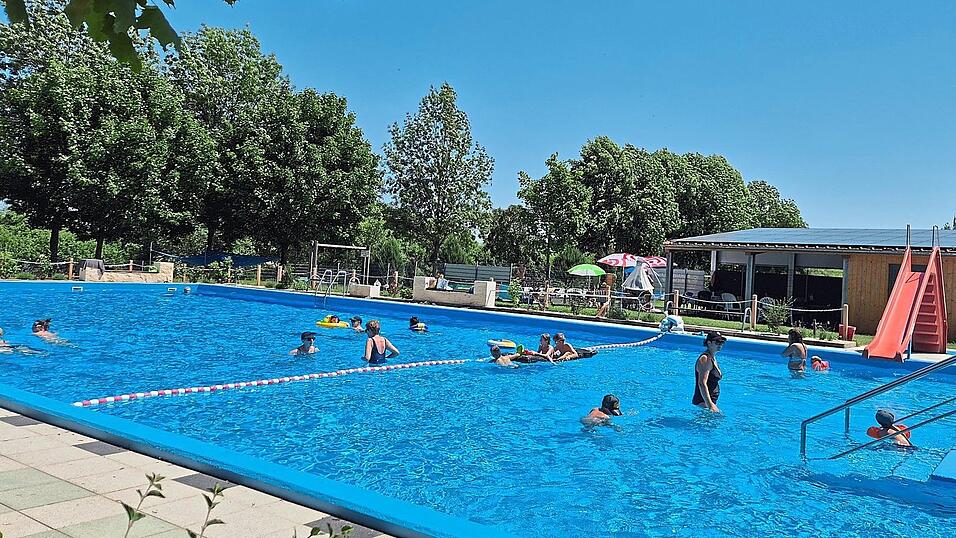 Das Freibad in Niederleierndorf, Gemeinde Langquaid, kommt gut an und ist entsprechend gut besucht.