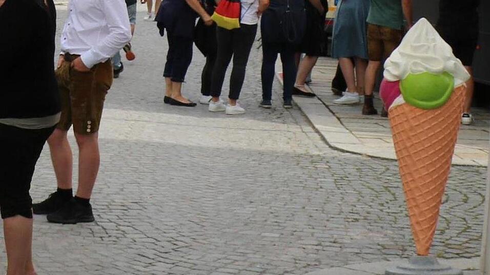 Hier steht die Deko-Eiswaffel noch auf ihrem Platz vor der Eisdiele. Seit Samstag ist sie nun verschwunden.