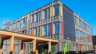 Von außen sieht der Erweiterungsbau schon recht gut aus, Bauamtsleiter Schmidt-Ramsin macht sich im Moment jedoch eher über das Innenleben Gedanken.