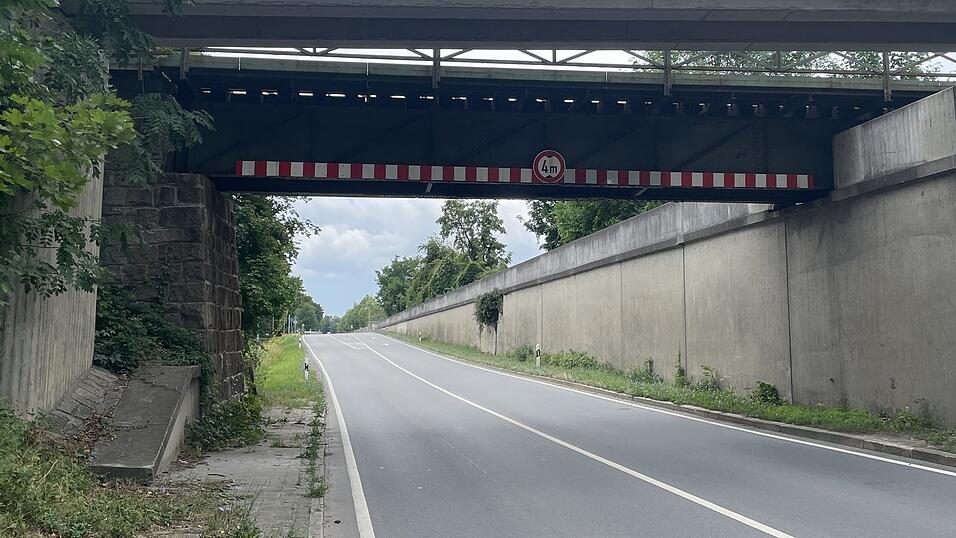 Laut Polizei ist die Bahnbrücke wohl erheblich beschädigt worden – äußerlich ist das nach dem Unfall auf den ersten Blick kaum zu erkennen. Laut Polizei ist die Bahnbrücke wohl erheblich beschädigt worden – äußerlich ist das nach dem Unfall auf den ersten Blick kaum zu erkennen.