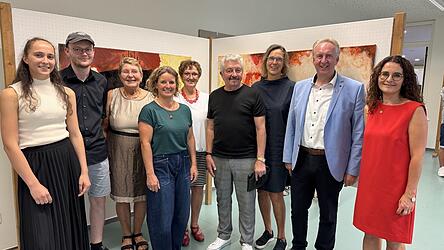 Maria Spannagel, Tobias M&uuml;hlbauer, Beate G&ouml;tthans-Gierl, dritte B&uuml;rgermeisterin Christine Hagengruber, Gunda Wifling, Sonderaussteller Ferry Baierl, Laudatorin Julia Macharowsky, stellvertretender Landrat Helmut Plenk und Viechtachs Kultur- und Tourismuschefin Monika H&auml;uslmeier
