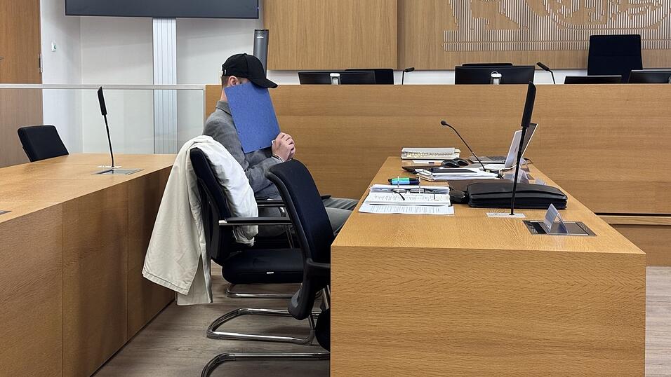 Im Rauschzustand soll der 38-Jährige drei Menschen getötet haben. Im Rauschzustand soll der 38-Jährige drei Menschen getötet haben.
