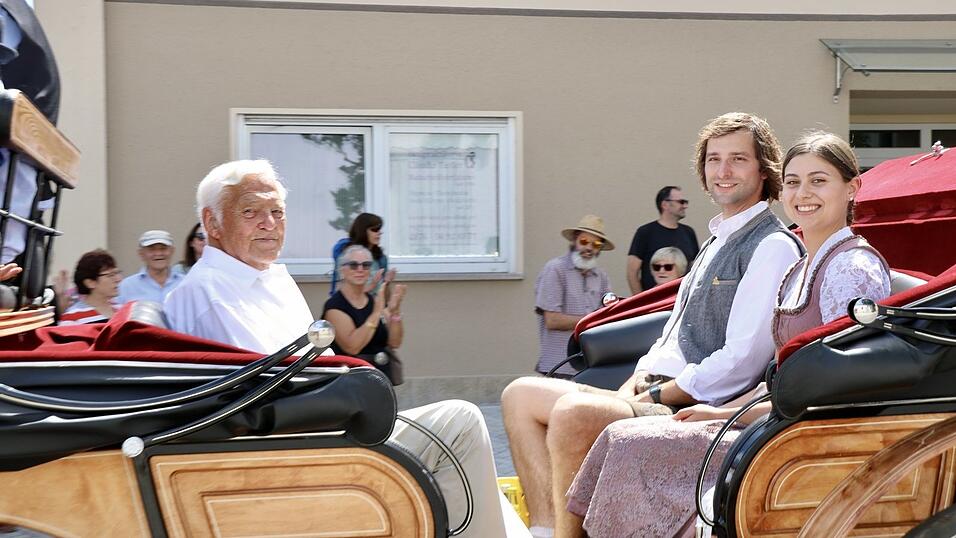 Jubiläumsritter Josef Späth (93) fuhr zusammen mit dem Ritterpaar Antonia Buschek und Tobias Jelinek in einer Kutsche. Jubiläumsritter Josef Späth (93) fuhr zusammen mit dem Ritterpaar Antonia Buschek und Tobias Jelinek in einer Kutsche.