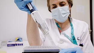 Eine Krankenschwester bereitet in einem Krankenhaus einen PCR-Tests zur Erkennung des Affenpockenvirus vor. Eine Krankenschwester bereitet in einem Krankenhaus einen PCR-Tests zur Erkennung des Affenpockenvirus vor.
