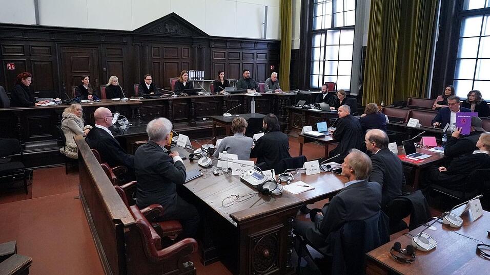 Der mutmaßliche Organisator der Entführung sagt den dritten Prozesstag in Folge vor Gericht aus. Der mutmaßliche Organisator der Entführung sagt den dritten Prozesstag in Folge vor Gericht aus.