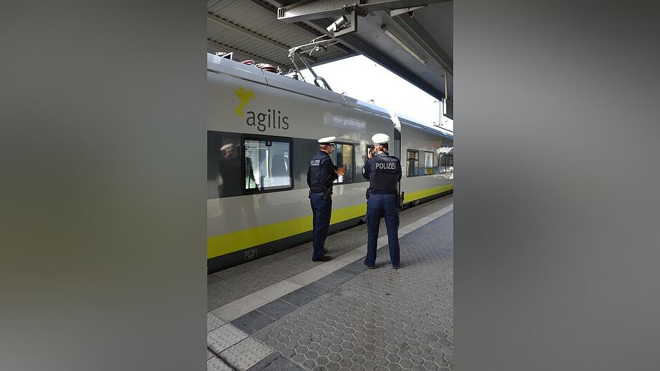 Das Bundespolizeirevier Regensburg sucht nach Zeugen, nachdem ein Zug in Regensburg mit Graffiti bespr&uuml;ht worden ist. (Symbolbild)