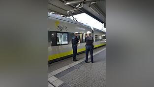 Das Bundespolizeirevier Regensburg sucht nach Zeugen, nachdem ein Zug in Regensburg mit Graffiti bespr&uuml;ht worden ist. (Symbolbild)