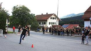 Beim Torwandschießen mussten die Teilnehmer ihre Zielsicherheit beweisen. Beim Torwandschießen mussten die Teilnehmer ihre Zielsicherheit beweisen.