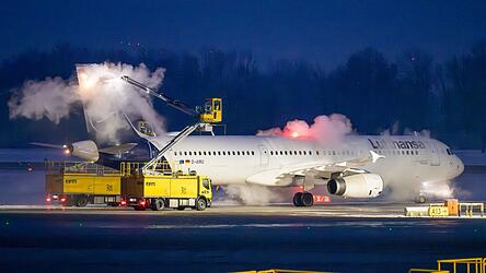 F&uuml;nf Lufthansa-Flugzeuge konnten wegen Schneefalls in der Februarnacht nicht abheben. (Symbolbild)