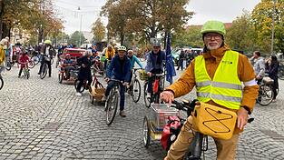 Das L&auml;ndtor war am Samstag der Startpunkt der Aktion f&uuml;r mehr Platz f&uuml;r Fu&szlig;- und Radverkehr.