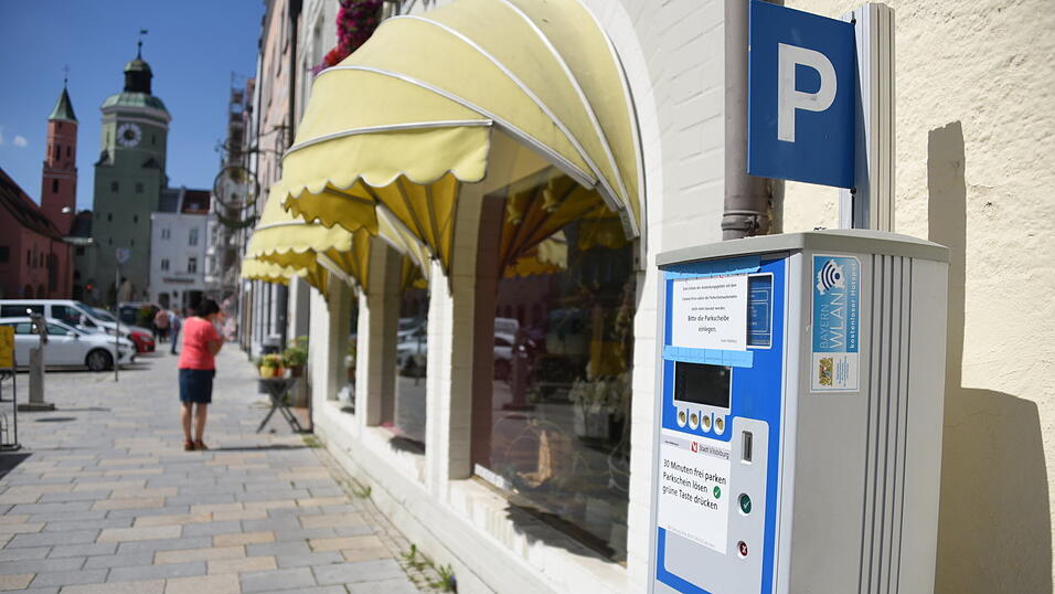 Nach einiger Zeit Pause wegen der Corona-Pandemie werden die Parkschein-Automaten am Vilsbiburger Stadtplatz wieder in Betrieb genommen. Nach einiger Zeit Pause wegen der Corona-Pandemie werden die Parkschein-Automaten am Vilsbiburger Stadtplatz wieder in Betrieb genommen.