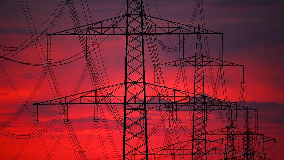Strom wird in Kraftwerken produziert und über Stromleitungen transportiert.