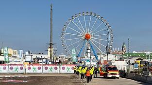 Bis 17 Uhr soll das Festgelände gesperrt bleiben. Am frühen Nachmittag wollen Stadt und Polizei bekanntgeben, wie es weitergeht.