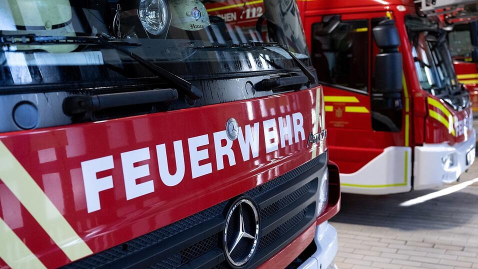 Die Feuerwehr kann die brennenden Stellen schnell löschen. (Symbolbild) Die Feuerwehr kann die brennenden Stellen schnell löschen. (Symbolbild)