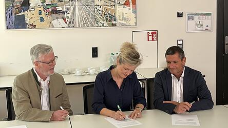 Bei der Unterzeichnung des Kooperationsvertrags: (v. l.) Vizelandrat Roman Fischer, Prof. Dr. Martina Heigl-Murauer und Peter Weindl. Bei der Unterzeichnung des Kooperationsvertrags: (v. l.) Vizelandrat Roman Fischer, Prof. Dr. Martina Heigl-Murauer und Peter Weindl.