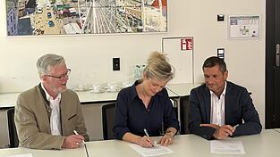 Bei der Unterzeichnung des Kooperationsvertrags: (v. l.) Vizelandrat Roman Fischer, Prof. Dr. Martina Heigl-Murauer und Peter Weindl. Bei der Unterzeichnung des Kooperationsvertrags: (v. l.) Vizelandrat Roman Fischer, Prof. Dr. Martina Heigl-Murauer und Peter Weindl.