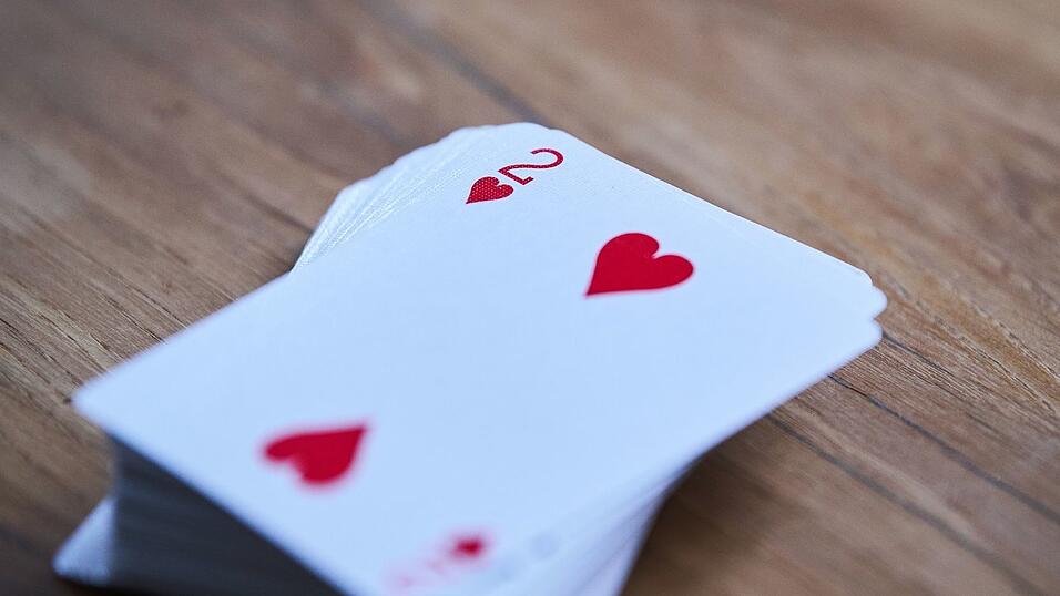 Seit dem 14. Jahrhundert fand das rote Herzsymbol auf Spielkarten Verbreitung. (Archivbild) Seit dem 14. Jahrhundert fand das rote Herzsymbol auf Spielkarten Verbreitung. (Archivbild)