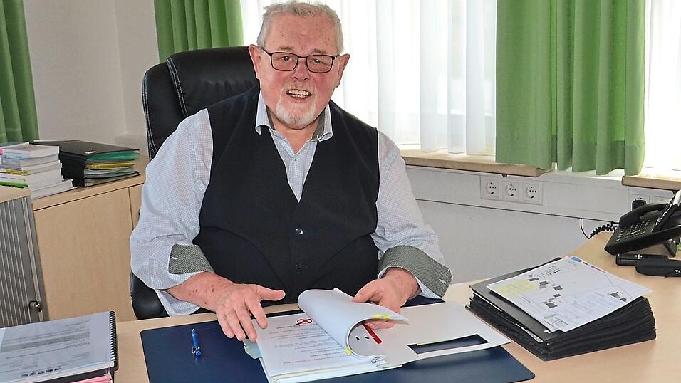 Viele Stunden verbrachte Winfried Ro&szlig;bauer als ehrenamtlicher B&uuml;rgermeister an seinem Schreibtisch in der Gemeindekanzlei in Wildenberg, bearbeitete dort viele Angelegenheiten und bereitete weitreichende Entscheidungen des Gemeinderats vor.