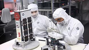 Die Arbeit an den kleinen Satelliten ist äußerst kompliziert. (Archivbild) Die Arbeit an den kleinen Satelliten ist äußerst kompliziert. (Archivbild)