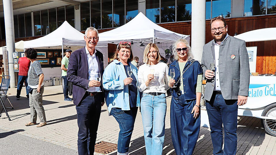 Eröffneten die Veranstaltung: OB Markus Pannermayr (l.), die Organisatorinnen Michaela Zehentbauer-Hilmer (2.v.l.) und Grit Gewald (4.v.l.) mit Stefanie Kräh, stellvertretende Leiterin des Technologie- und Gründerzentrums, und Landrat und amtierendem ZVH-Vorsitzendem Tobias Beck. Eröffneten die Veranstaltung: OB Markus Pannermayr (l.), die Organisatorinnen Michaela Zehentbauer-Hilmer (2.v.l.) und Grit Gewald (4.v.l.) mit Stefanie Kräh, stellvertretende Leiterin des Technologie- und Gründerzentrums, und Landrat und amtierendem ZVH-Vorsitzendem Tobias Beck.