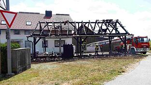 Ein Carport ist in Grattersdorf in Brand geraten. Ein Carport ist in Grattersdorf in Brand geraten.