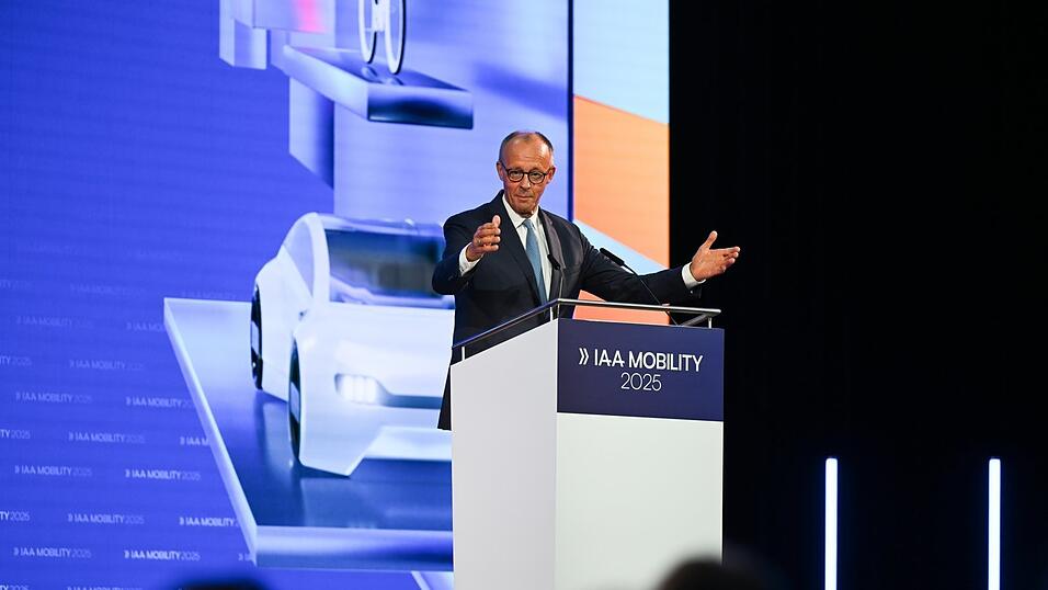 In seiner Eröffnungsrede auf der IAA hielt Bundeskanzler Friedrich Merz (CDU) am Umstieg auf Elektromobilität fest. In seiner Eröffnungsrede auf der IAA hielt Bundeskanzler Friedrich Merz (CDU) am Umstieg auf Elektromobilität fest.