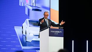In seiner Eröffnungsrede auf der IAA hielt Bundeskanzler Friedrich Merz (CDU) am Umstieg auf Elektromobilität fest.