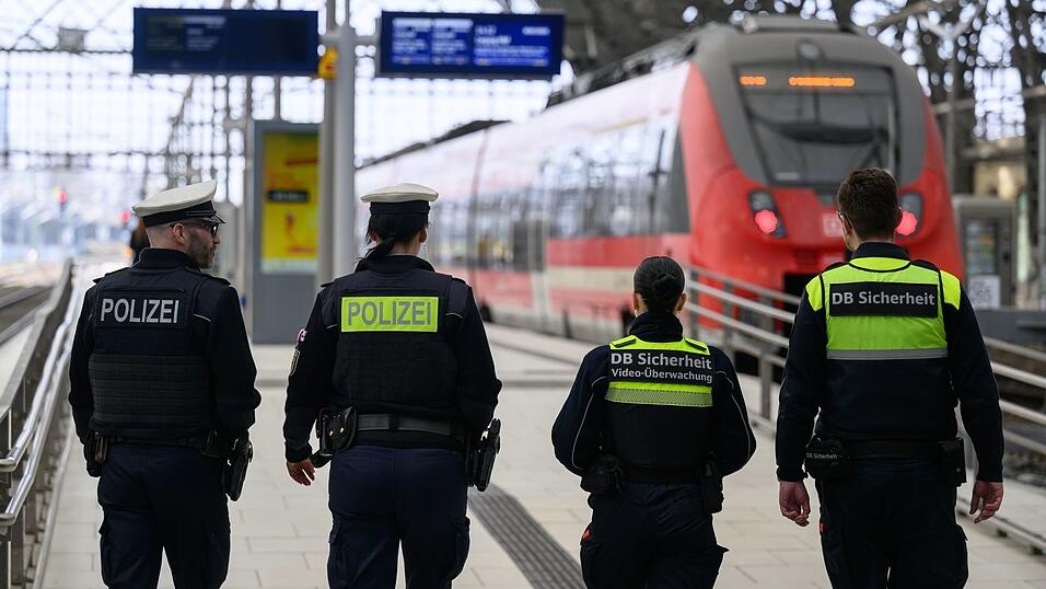 Die Bundespolizei hat im vergangenen Jahr mehr Gewaltdelikte an Bahnhöfen und anderen Orten, wo sie für die Sicherheit zuständig ist, festgestellt. (Archivbild) Die Bundespolizei hat im vergangenen Jahr mehr Gewaltdelikte an Bahnhöfen und anderen Orten, wo sie für die Sicherheit zuständig ist, festgestellt. (Archivbild)