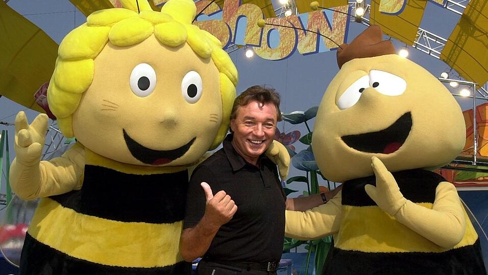 Foto von 2001: Damals trat Karel Gott mit Maja und Willi in einer Biene-Maja-Geburtstagsshow auf. (Archivbild) Foto von 2001: Damals trat Karel Gott mit Maja und Willi in einer Biene-Maja-Geburtstagsshow auf. (Archivbild)