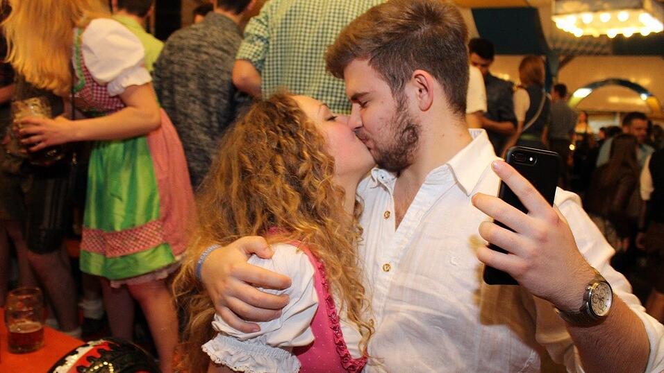 Die Fr&uuml;hjahrsdult 2017 in Landshut neigt sich dem Ende entgegen. Grund genug, noch einmal richtig in den Bierzelten zu feiern - abgerundet vom traditionellen Feuerwerk.