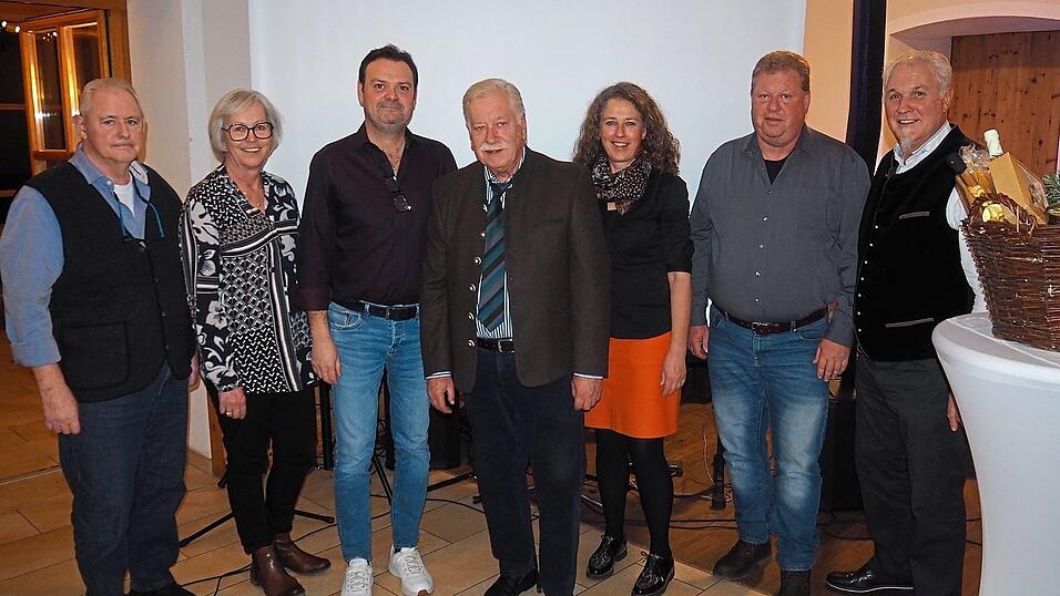 Das Vorstandsteam dankte dem langj&auml;hrigen Vorsitzenden Alfons K&ouml;ppl f&uuml;r sein Engagement rund um die Mundartb&uuml;hne.