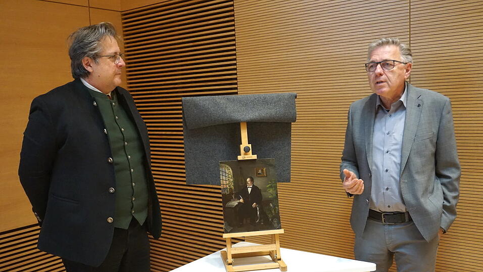 Richard Loibl, Direktor des Hauses der bayerischen Geschichte, und Rainhard Riepertinger (r.) enthüllten ein Ausstellungsobjekt der Landesausstellung. Das Gemälde von 1847 zeigt einen geschönten Gefängnisaufenthalt.