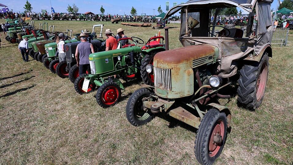 Ein Oldtimer-Traktor schöner als der andere. Ein Oldtimer-Traktor schöner als der andere.